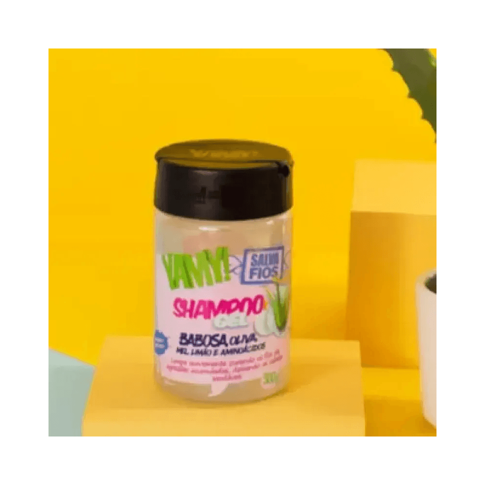 Shampoo Yamy em cenário amarelo mostrando ingredientes e embalagem