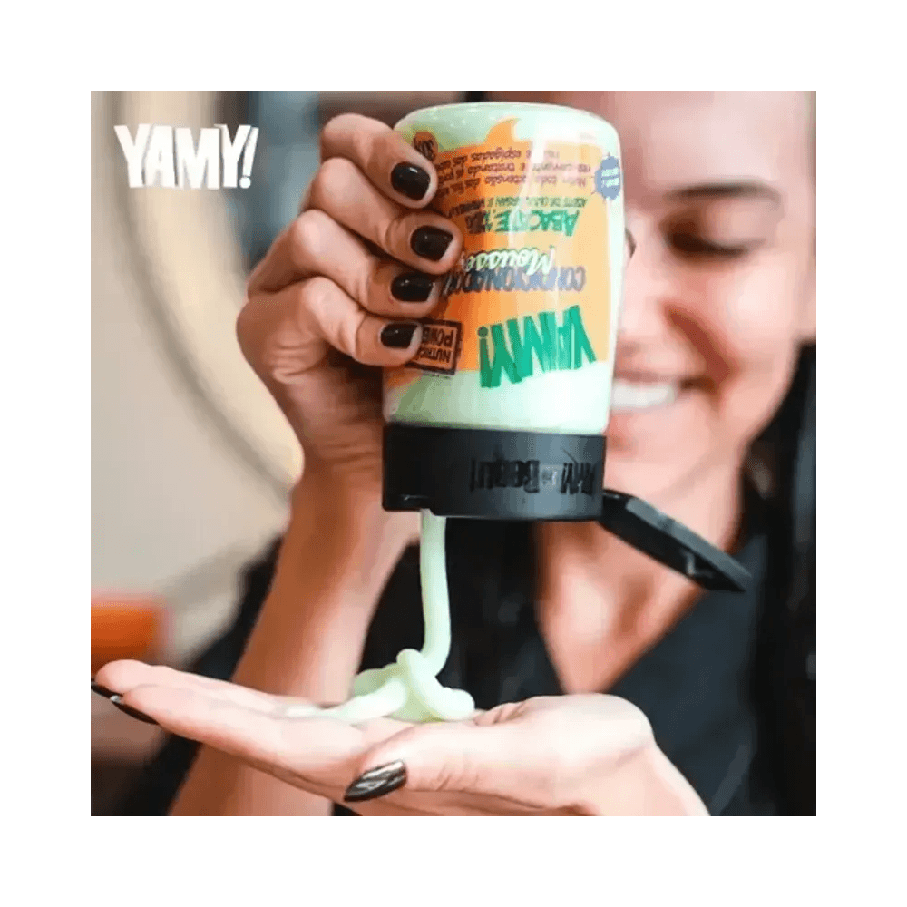 Aplicação do mousse Yamy mostrando textura cremosa na palma da mão