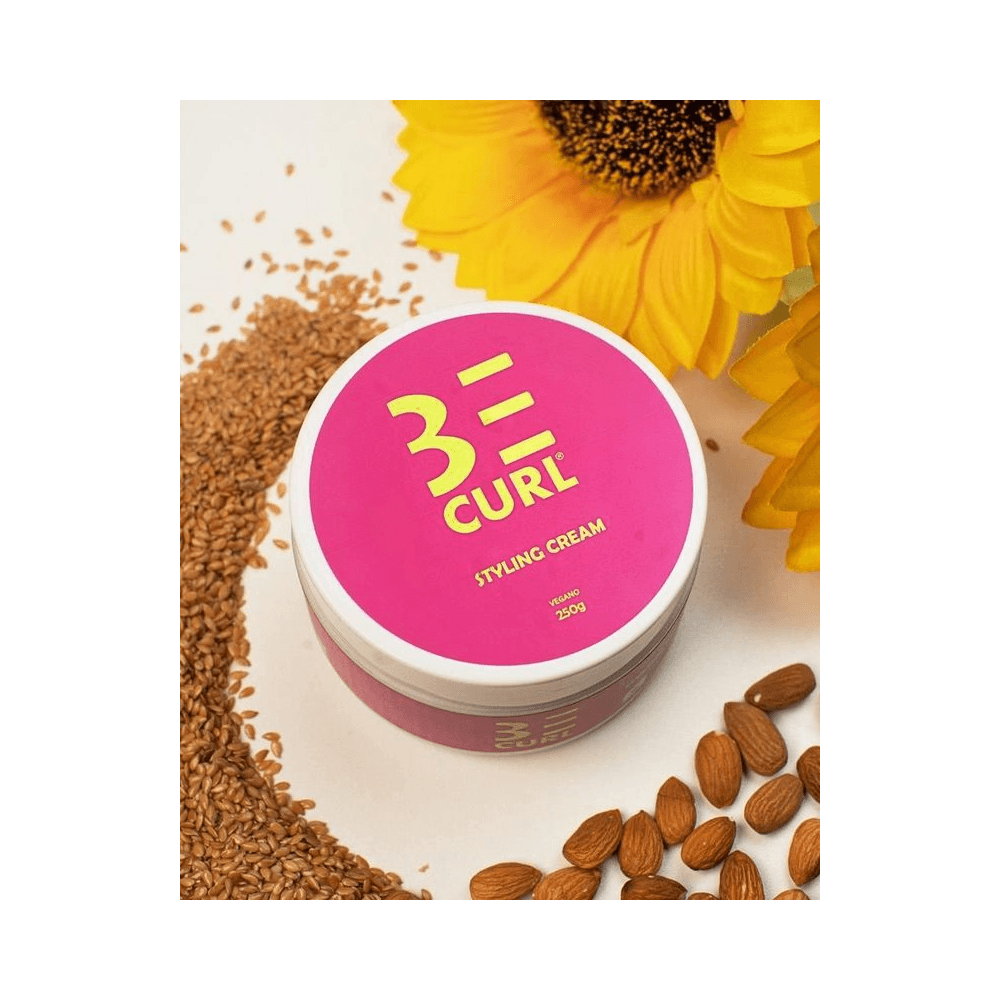 Flatlay do pote Be Curl Styling Cream 250g com ingredientes naturais ao redor