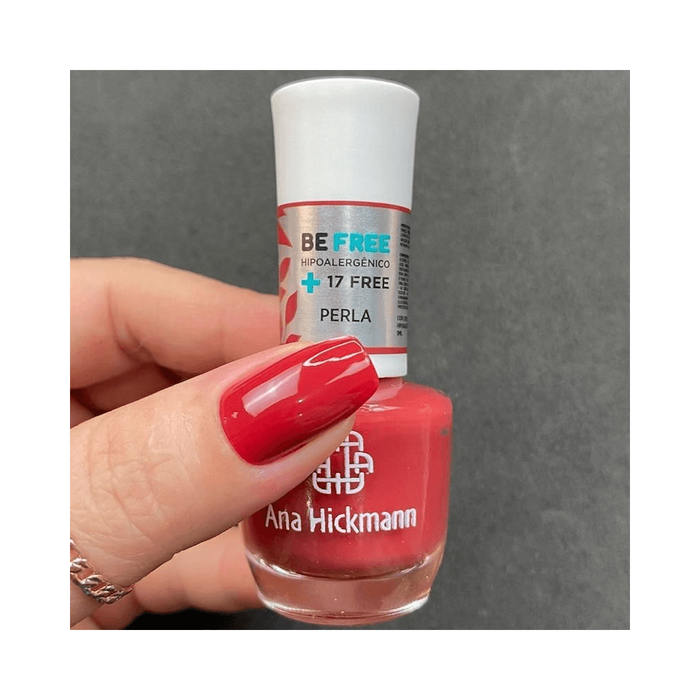 Close do esmalte Ana Hickmann Be Free Perla aplicado em unha