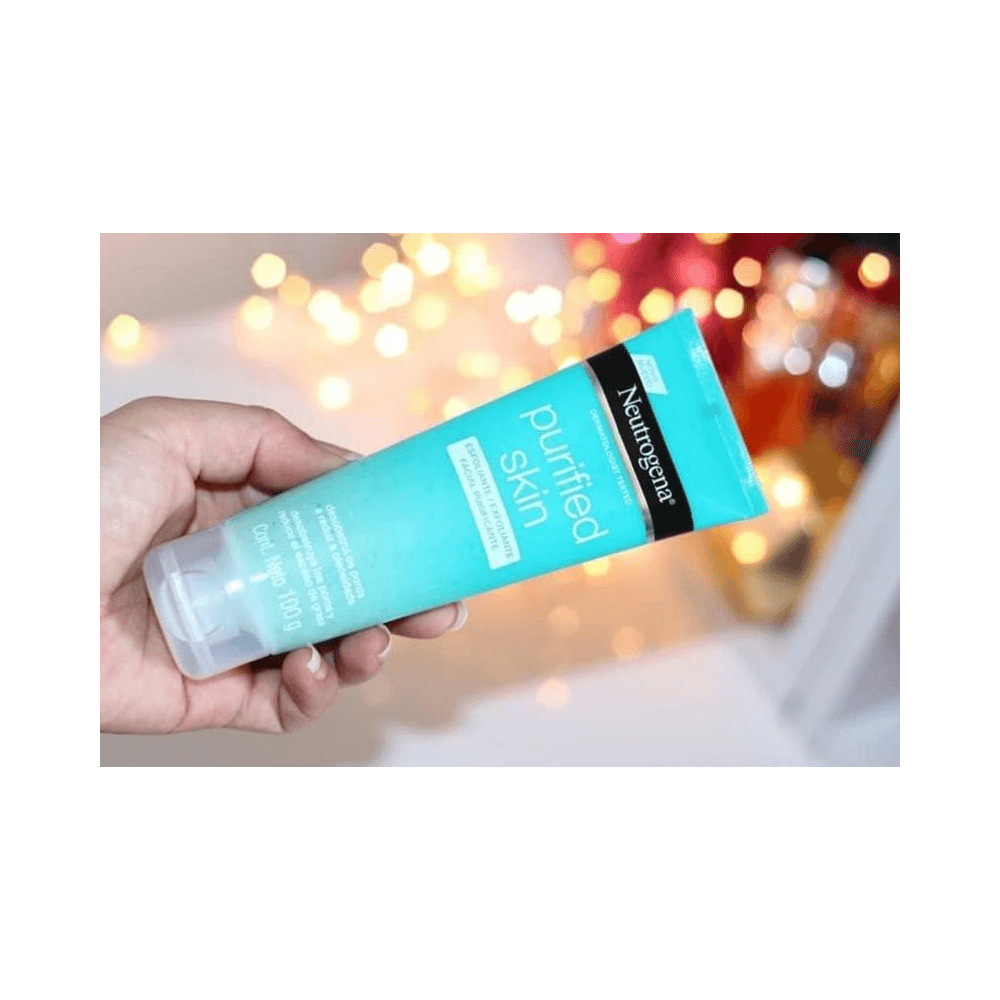 Esfoliante Facial Purified Skin Neutrogena 100g em uso, tubo segurado por mão