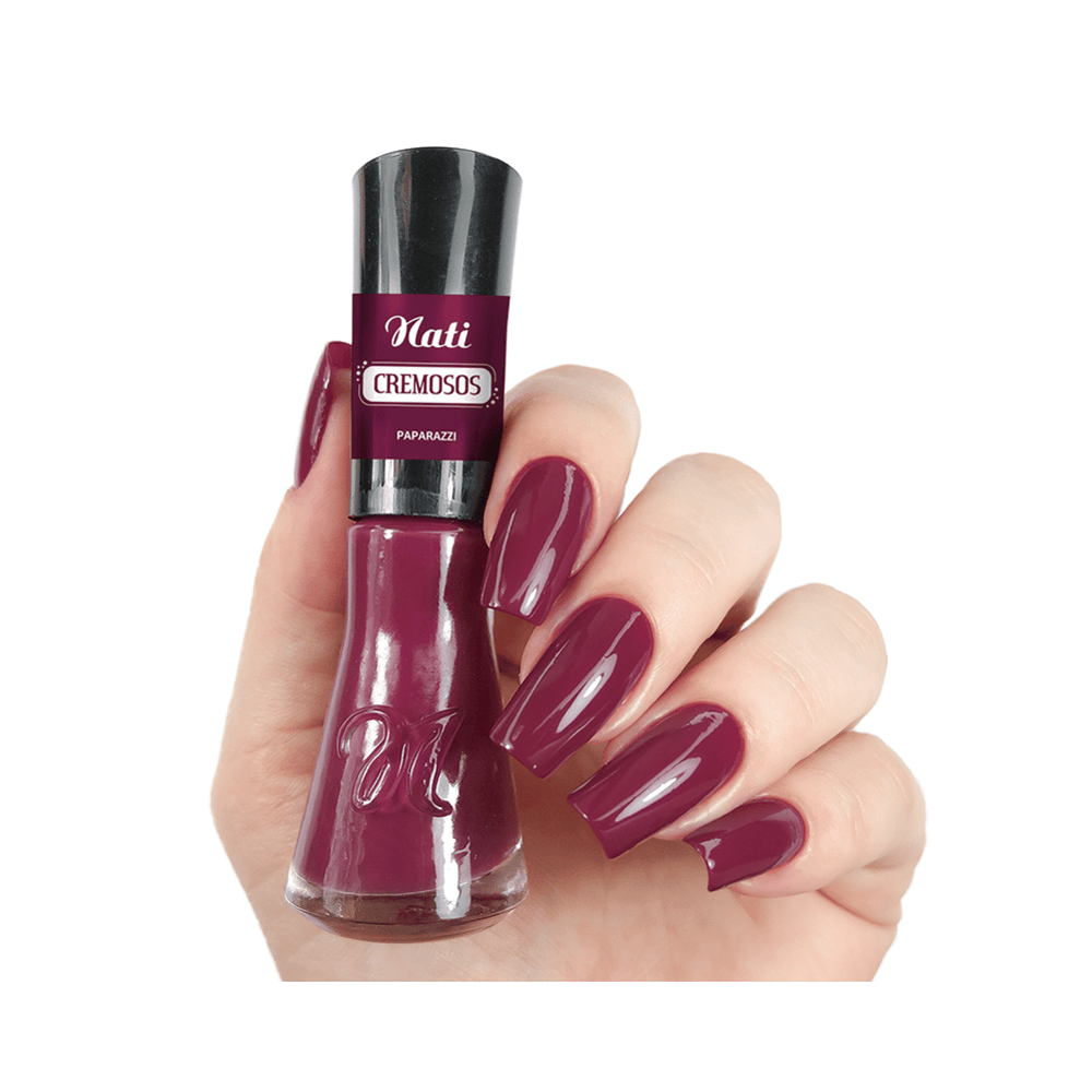 Mão segurando o esmalte Nati Cremosos Paparazzi, cor roxa com brilho cremoso