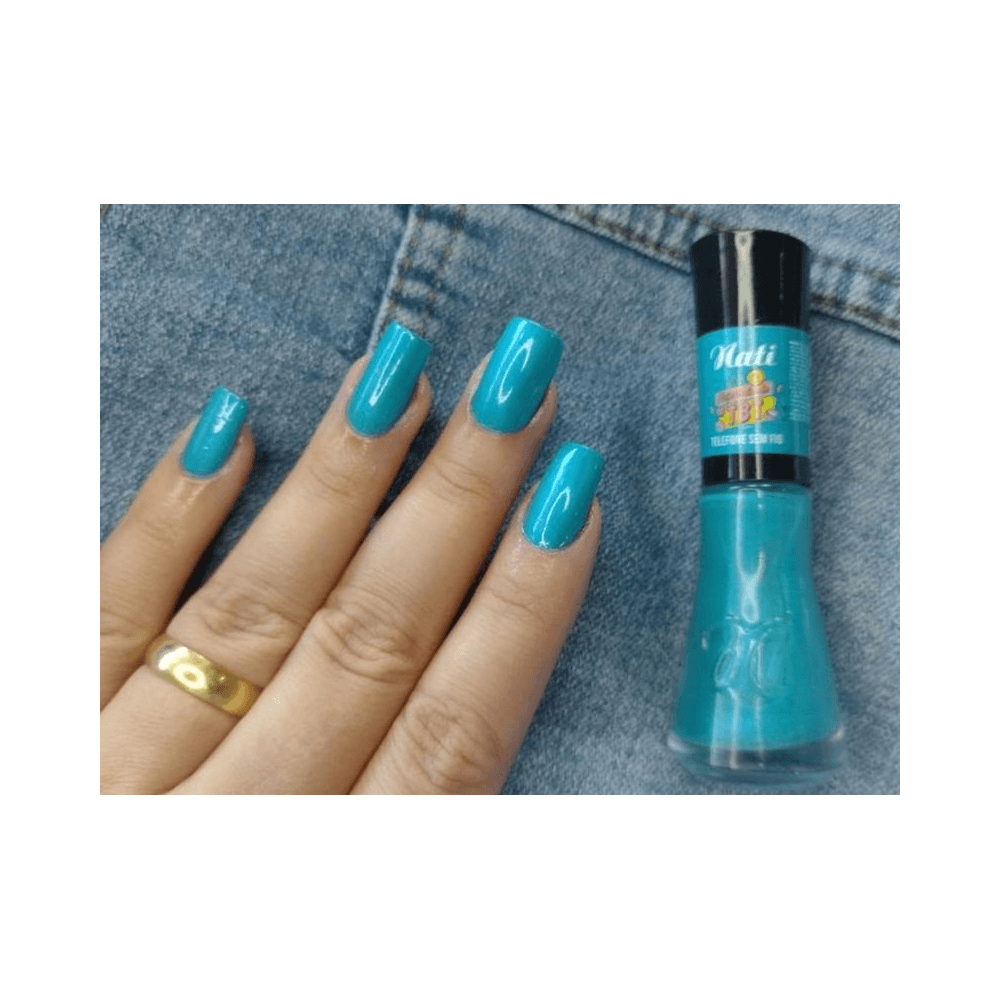 Aplicação do Esmalte Nati TBT em unhas, acabamento brilhante sobre tecido jeans