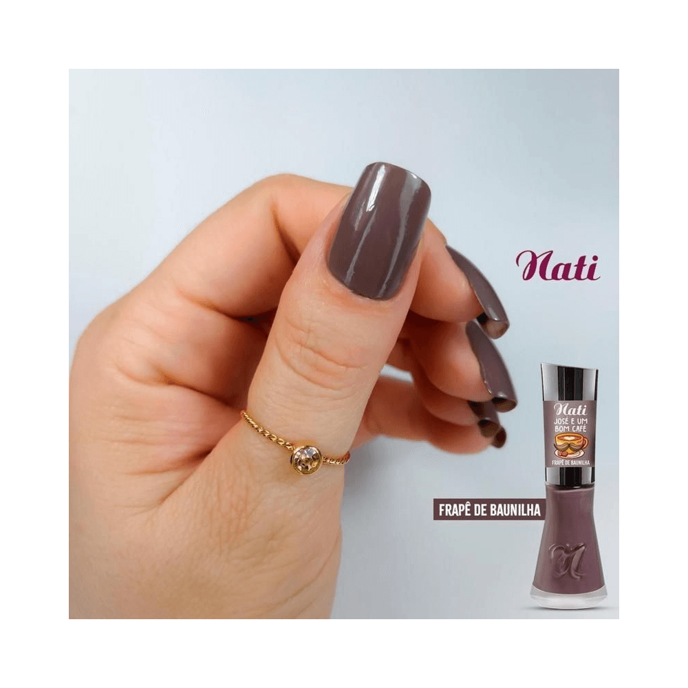 Unhas pintadas com o esmalte Nati Frapê de Baunilha, mostrando cobertura uniforme