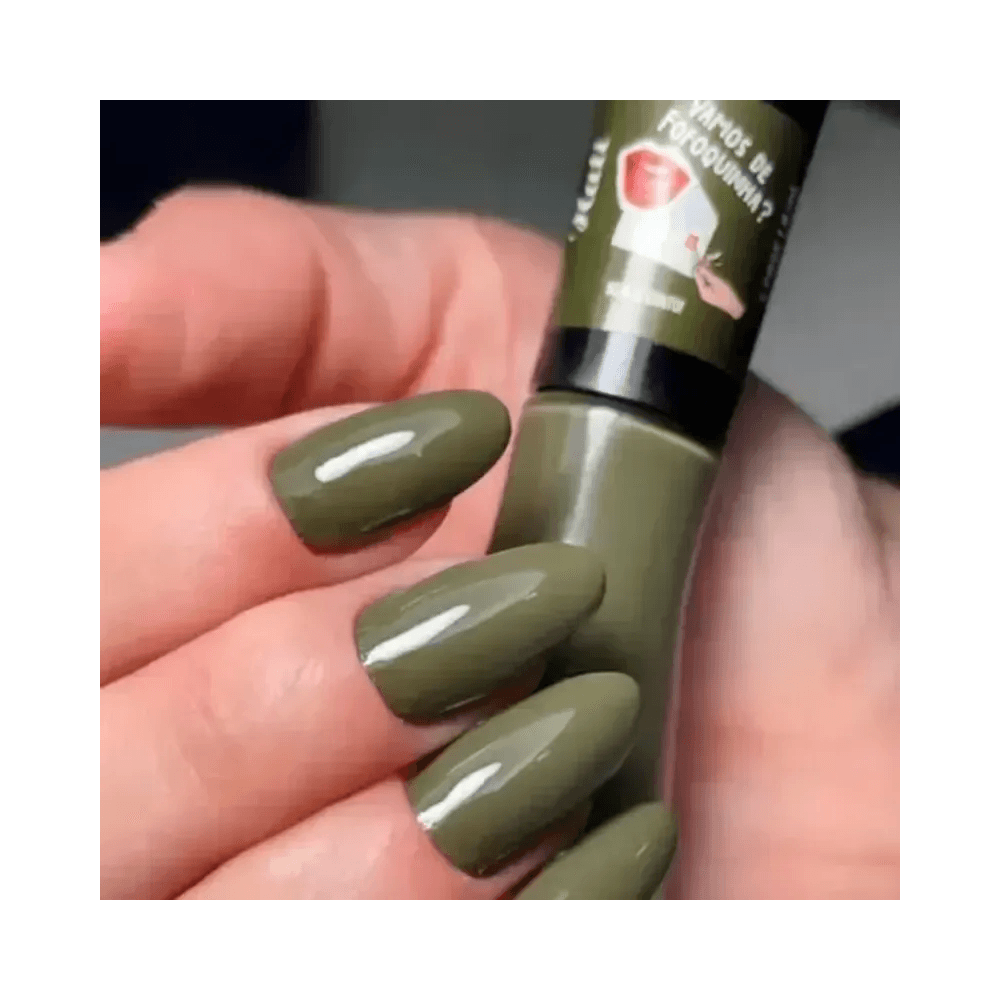 Unhas aplicadas com esmalte Nati Verde Oliva em acabamento cremoso