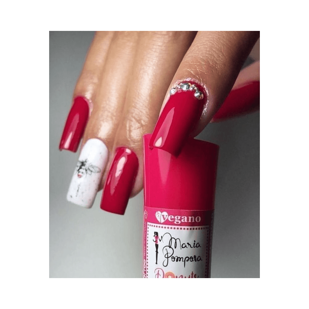 Unhas pintadas com Esmalte Mohda Red Velvet mostrando cobertura e brilho uniforme