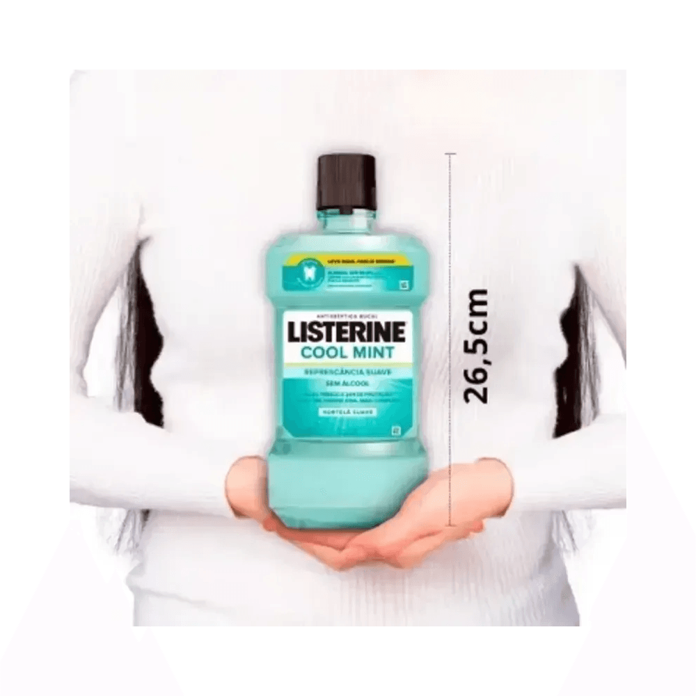 Garrafa de Listerine Cool Mint Zero Álcool 1L em mãos mostrando proporção