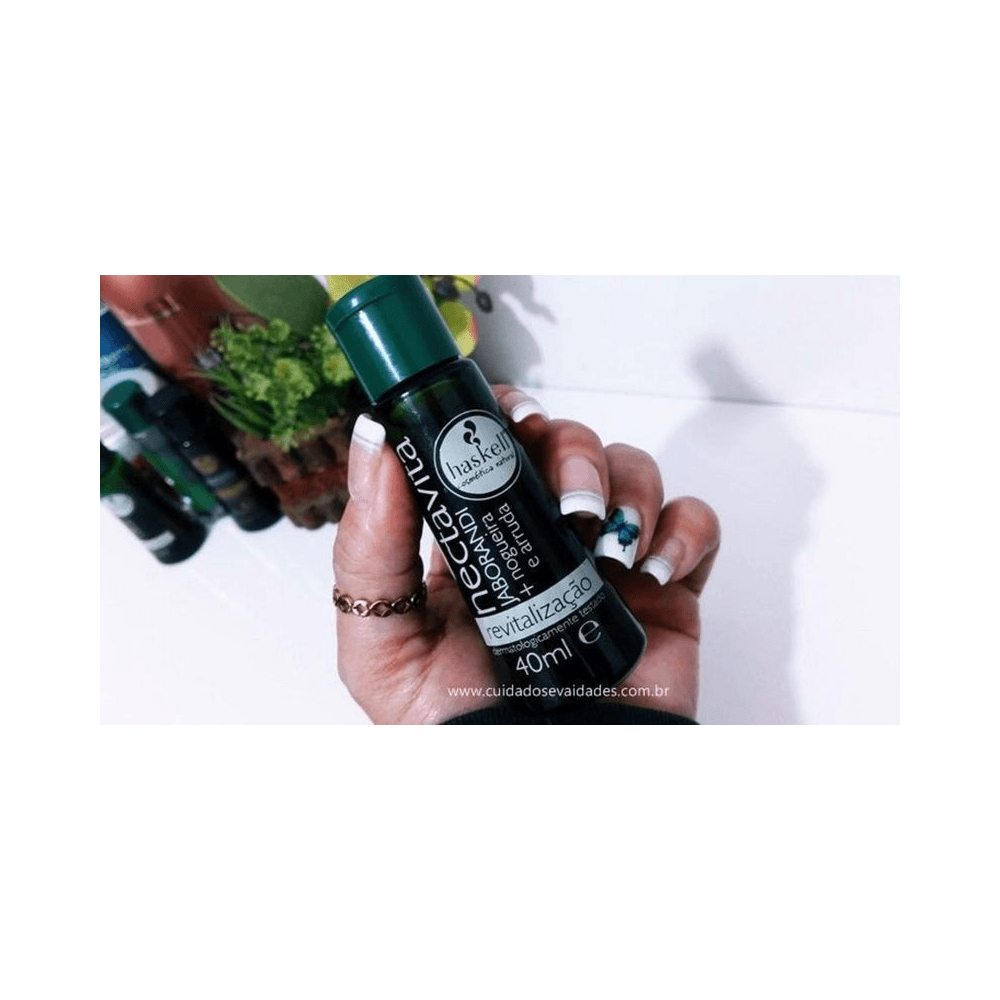 Mão segurando o Óleo Capilar Haskell Nectavita Jaborandi 40ml