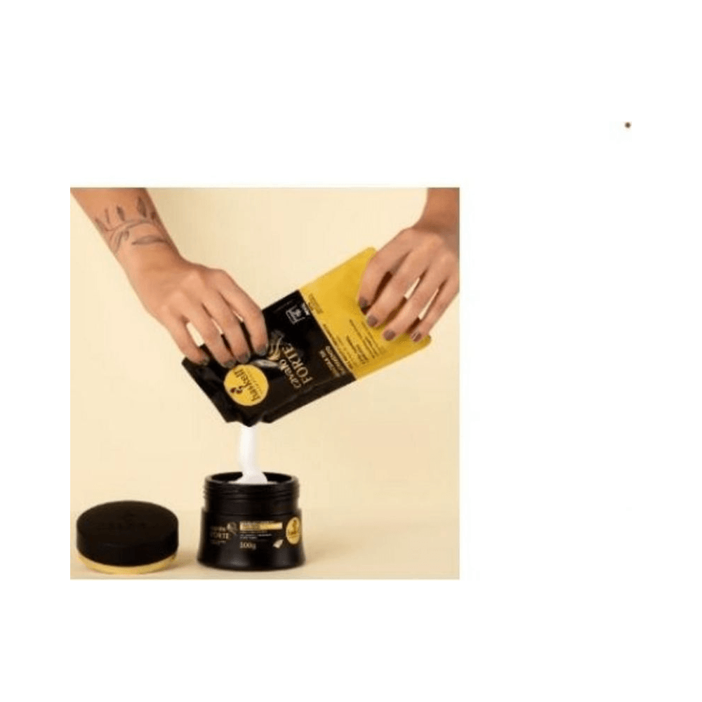 Mãos transferindo creme do refil Haskell Cavalo Forte para pote da linha, mostrando consistência cremosa