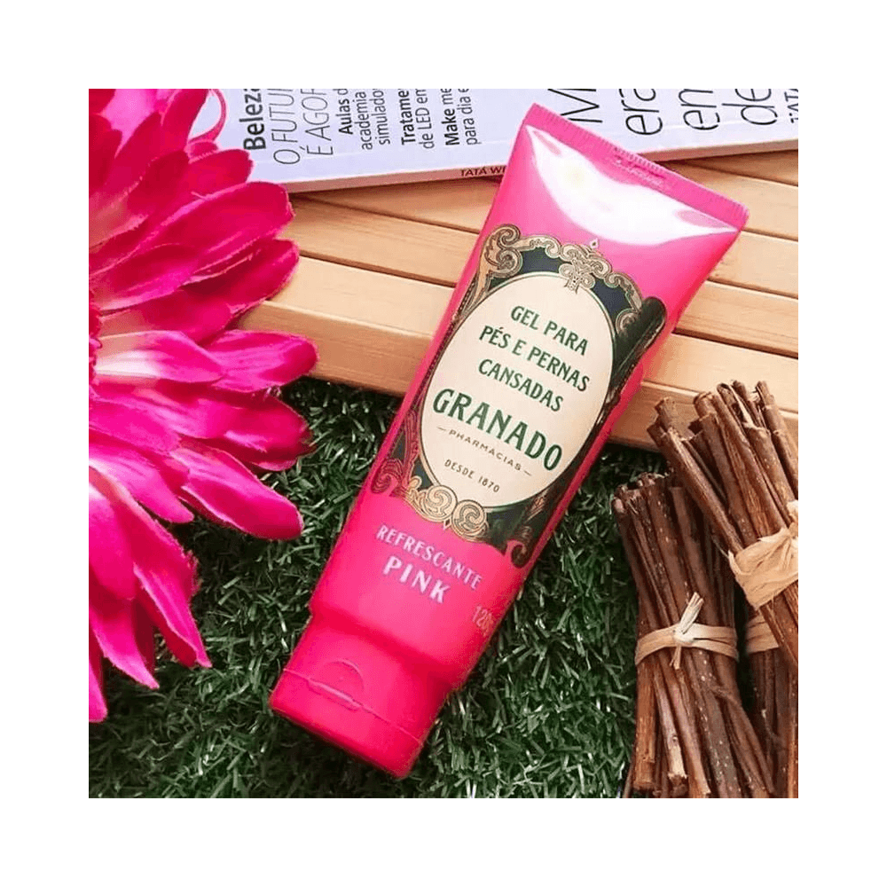 Gel Granado Pink em cenário lifestyle sobre grama e flor rosa