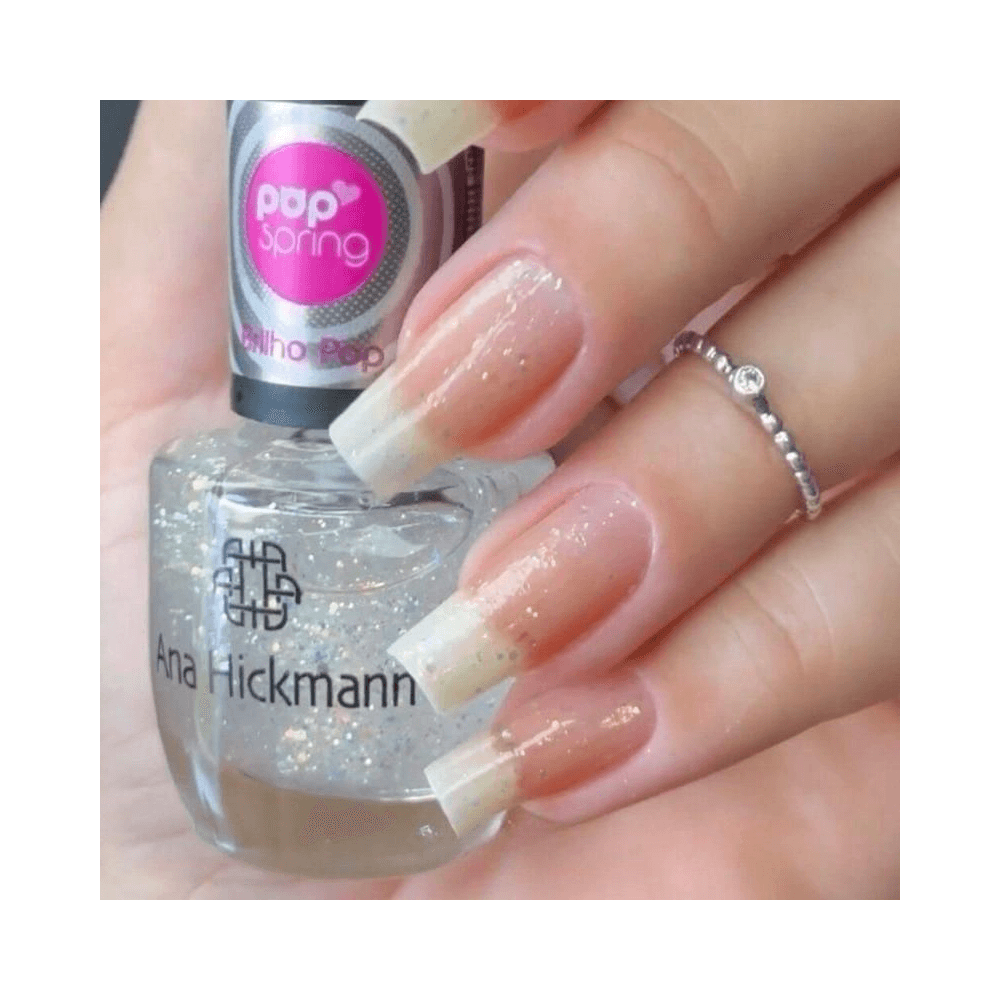 Mão aplicando o Esmalte Pop Spring Brilho Pop mostrando o efeito nas unhas