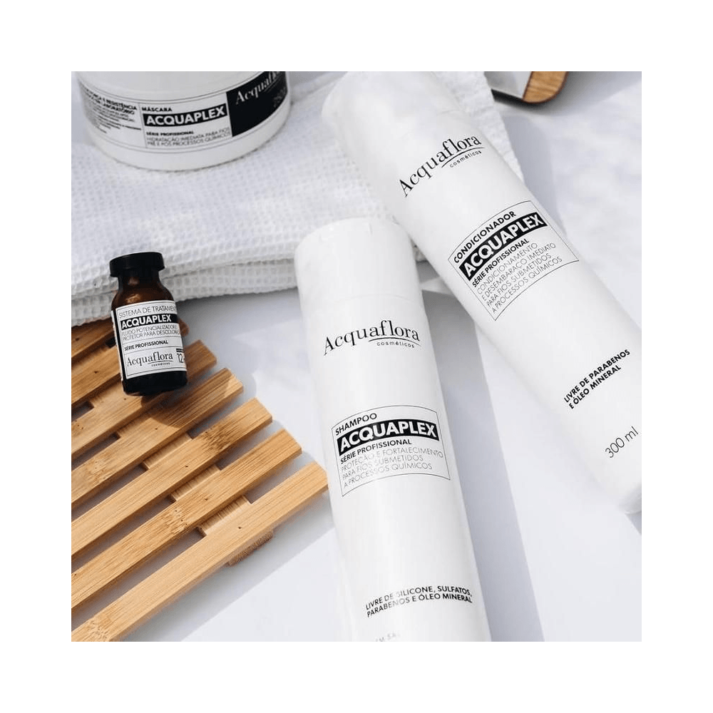 Composição com shampoo e condicionador Acquaplex em cenário clean