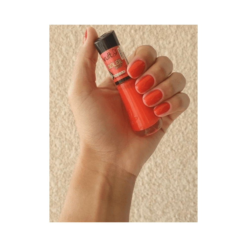 Unhas pintadas com Esmalte Vult Soleil Sunset mostrando aplicação e brilho