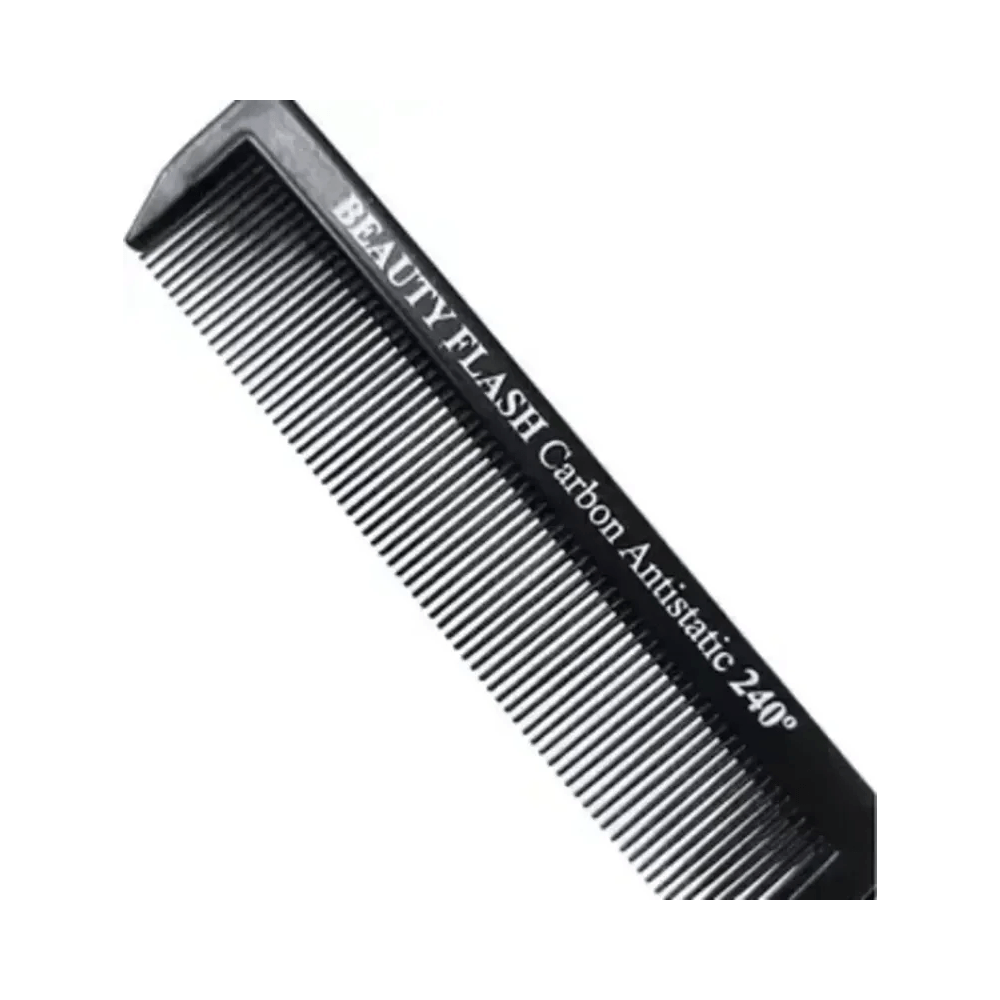 Close nos dentes finos do pente Sange Beauty Flash mostrando gravação 'Carbon Antistatic 240°' e espaçamento uniforme.