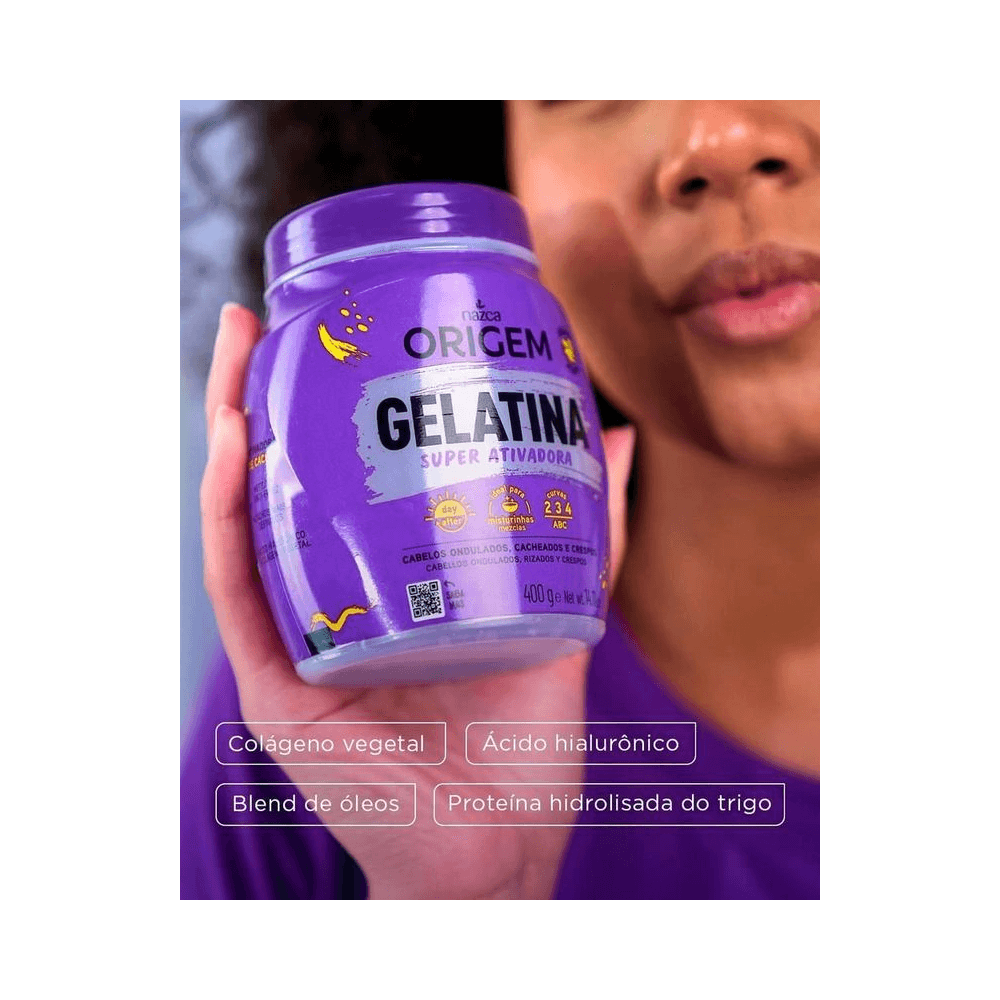 Close de mão segurando pote roxo da Gelatina Nazca Origem