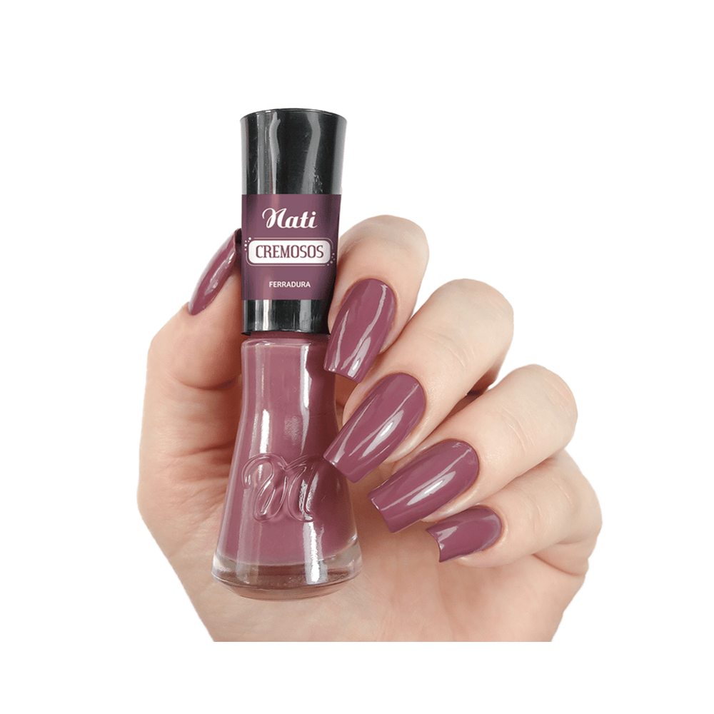 Mão com unhas pintadas na cor Ferradura segurando o frasco