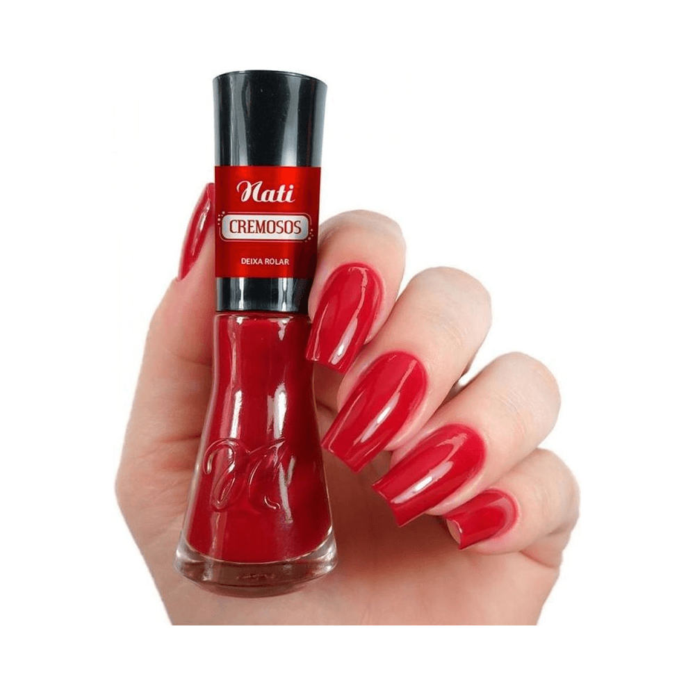 Esmalte Nati Cremosos Deixa Rolar segurado em mão com unhas pintadas
