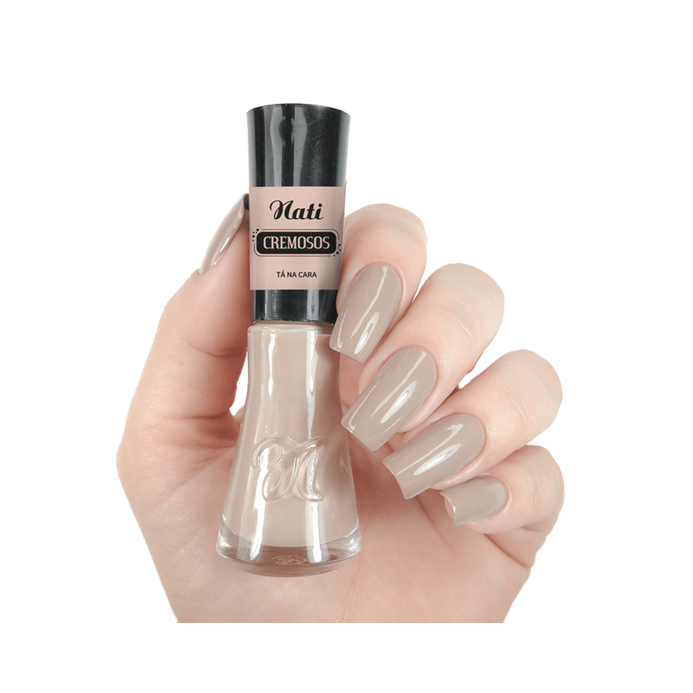Esmalte Nati Cremosos Tá na Cara aplicado nas unhas com brilho visível