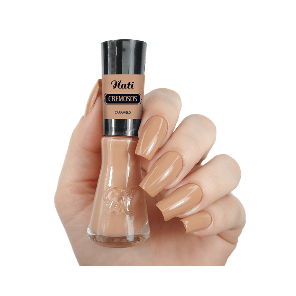 Esmalte Nati Cremosos Caramelo sendo segurado por mão com unhas pintadas