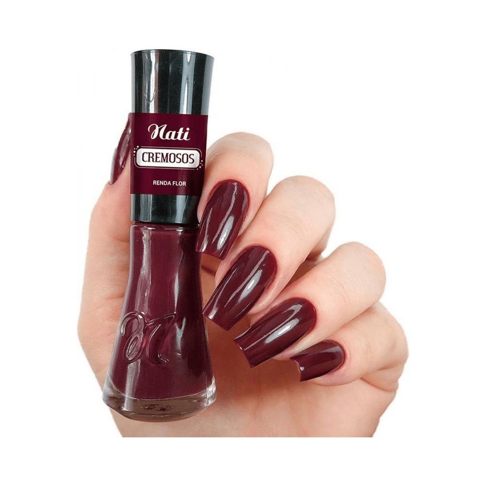 Frasco Nati Cremosos Renda Flor segurado por mão com unhas pintadas