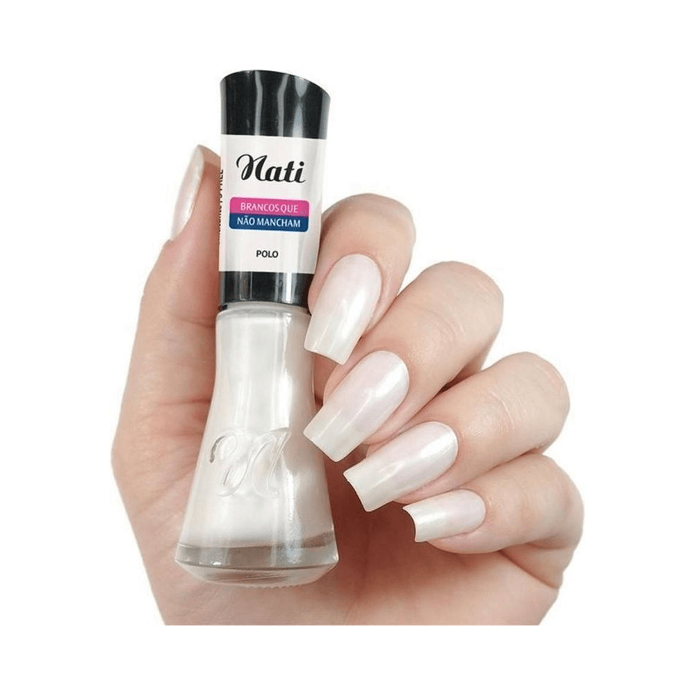 Mão segurando Esmalte Nati Polo com unhas esmaltadas em branco perolado
