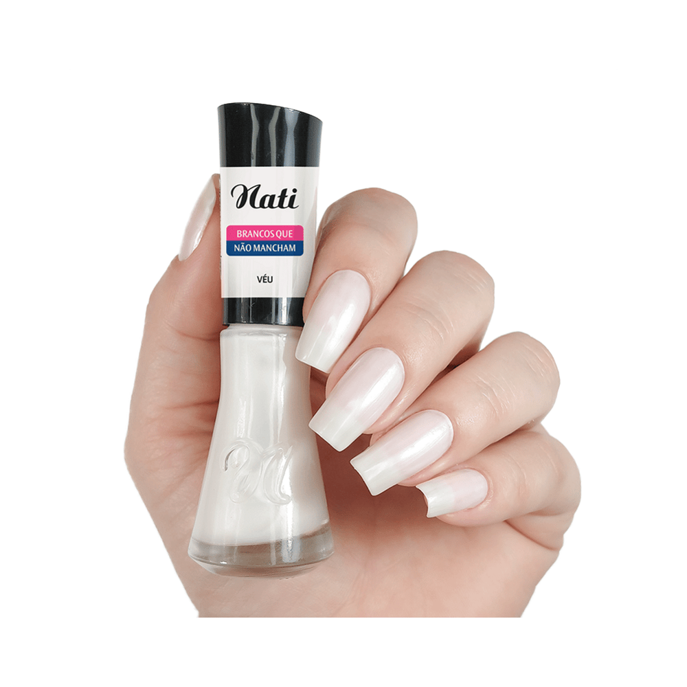 Mão segurando Esmalte Nati Véu aplicado nas unhas