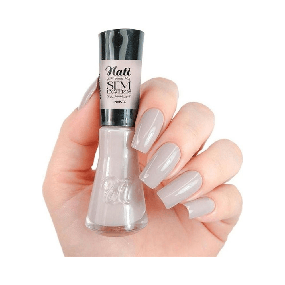 Mão segurando Esmalte Nati Sem Exageros Invista com unhas esmaltadas