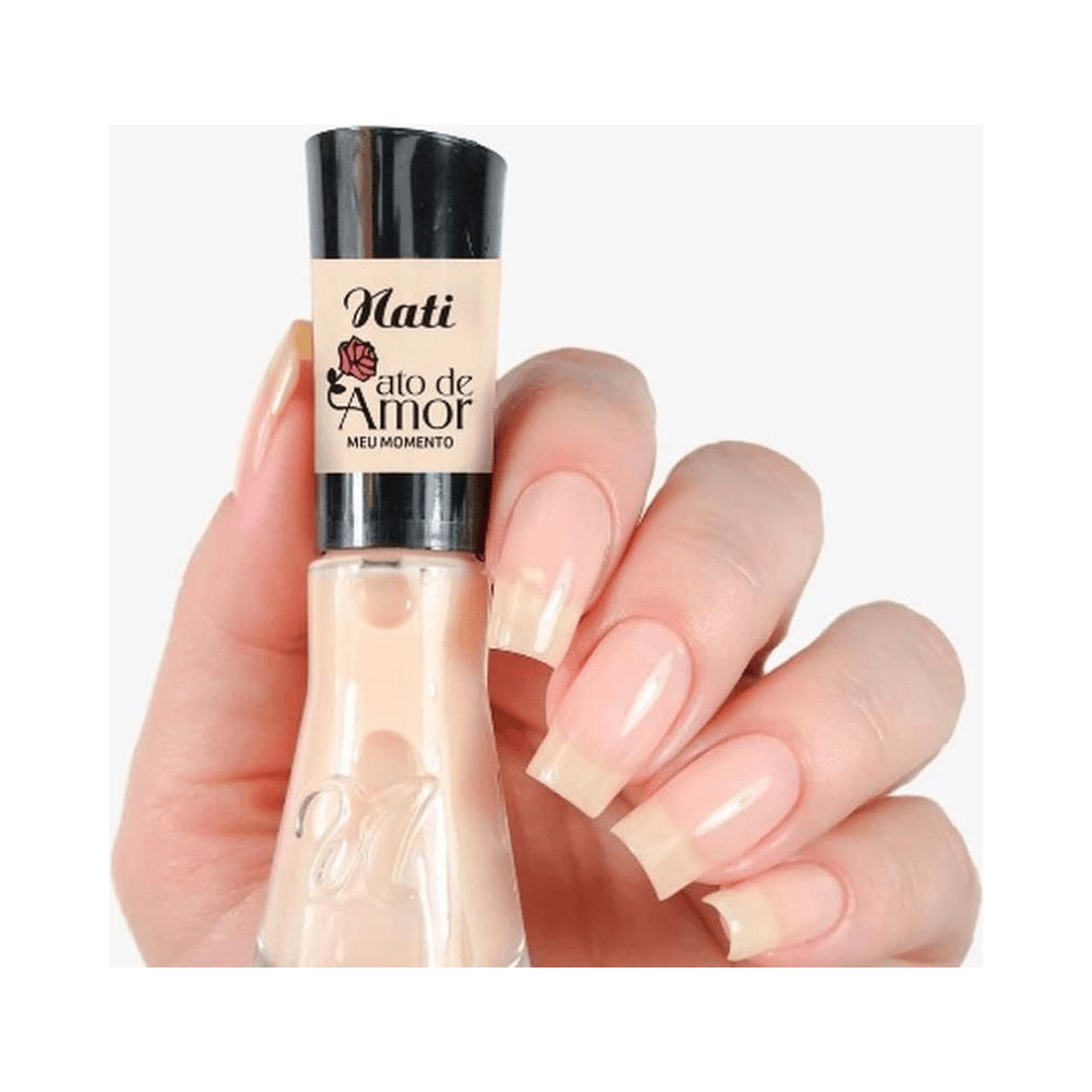 Esmalte Nati Ato de Amor Meu Momento aplicado em unhas, mostrando acabamento brilhante