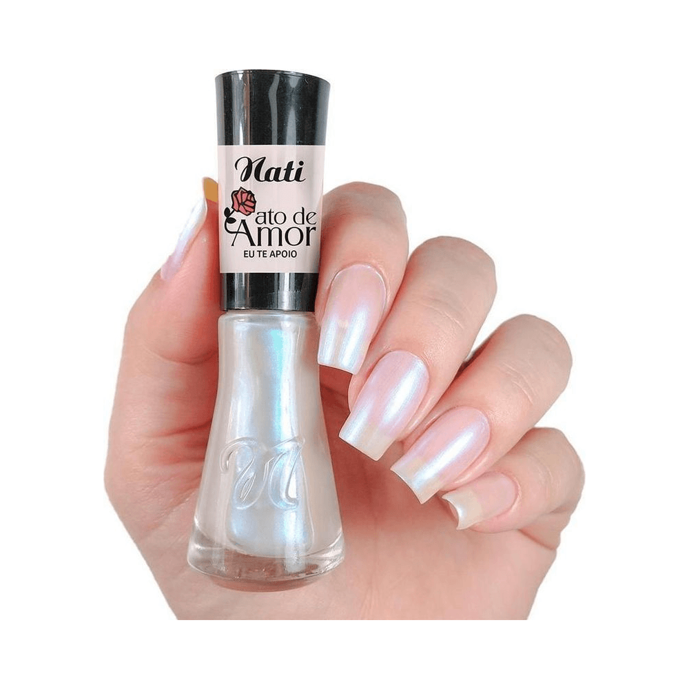Aplicação do esmalte Nati Ato de Amor Eu te Apoio em unhas