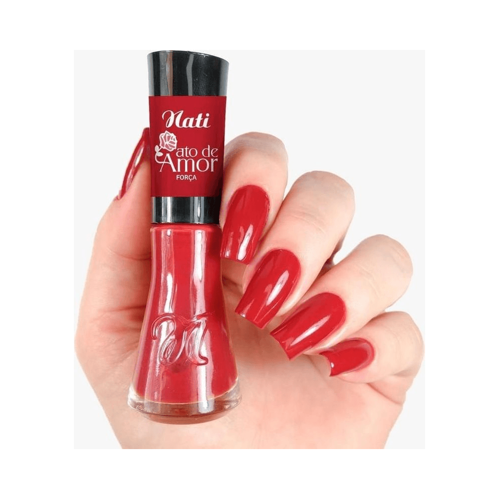 Esmalte Nati Ato de Amor Força aplicado em unhas, mostrando cobertura