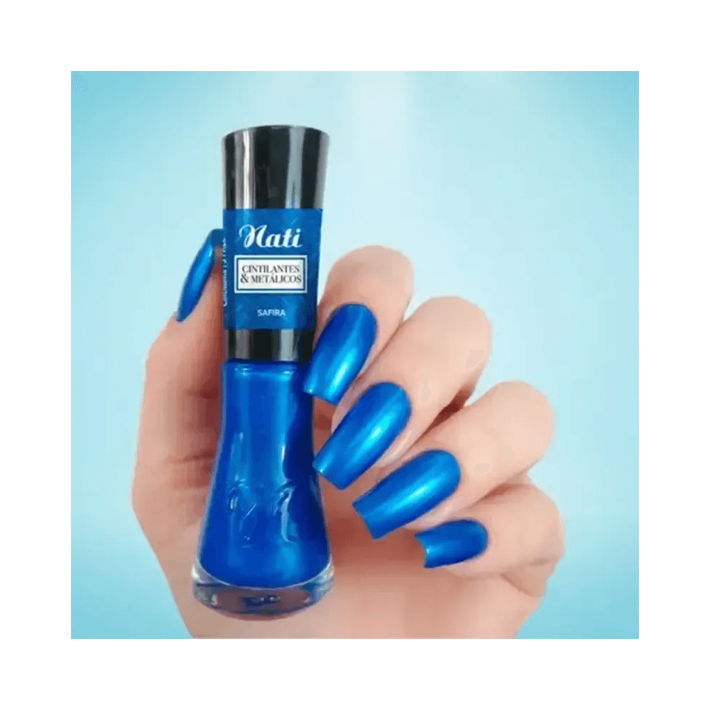 Esmalte Nati Safira aplicado em unhas demonstrando cor
