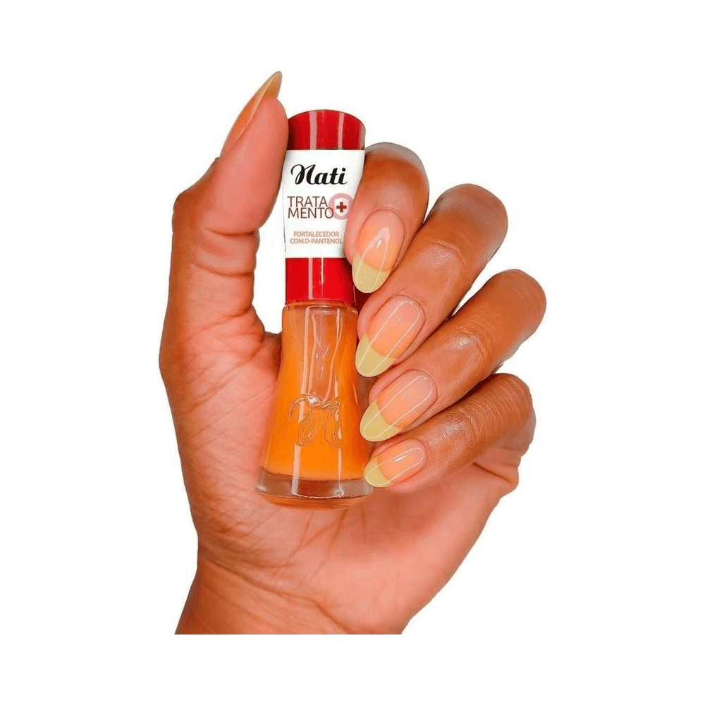Mão segurando Esmalte Nati Tratamento Fortalecedor com resultado nas unhas