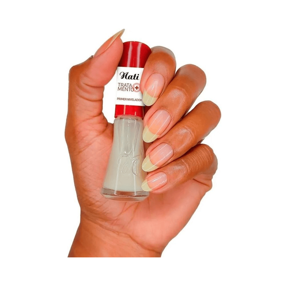 Aplicação do Esmalte Nati Primer Nivelador em unhas naturais