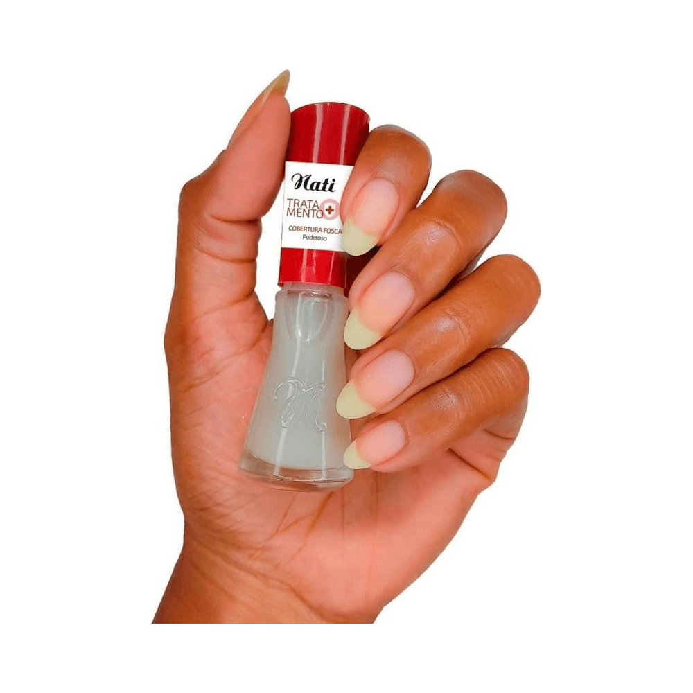 Mão segurando o esmalte Nati Tratamento Cobertura Fosca aplicando o produto