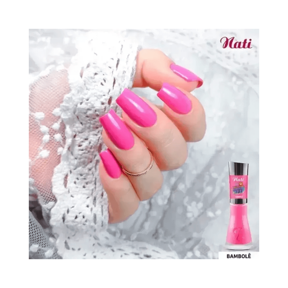 Unhas esmaltadas com tom rosa Bambole mostrando cobertura e brilho