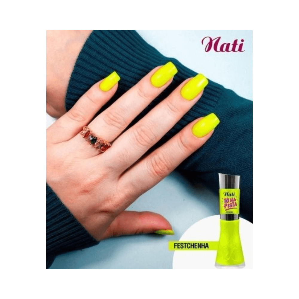 Unhas esmalte Nati Festchenha amarelo neon em aplicação