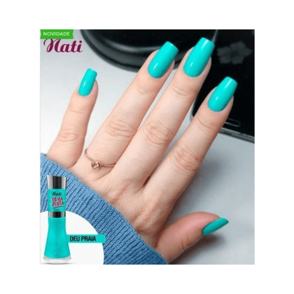 Unhas esmaltadas com a cor Deu Praia da Nati, brilho uniforme
