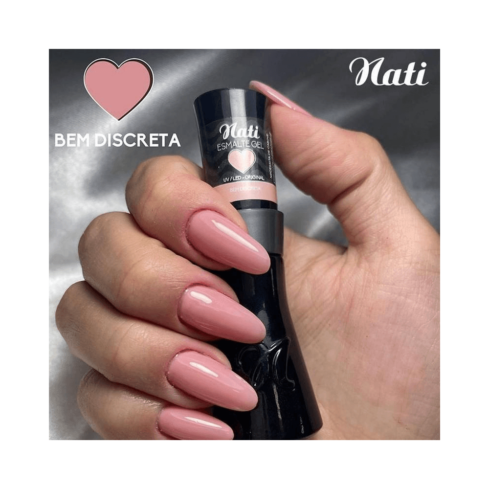 Mão segurando o frasco do Esmalte Nati Gel Bem Discreta mostrando aplicação nas unhas