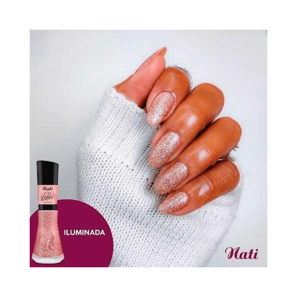 Unhas com Esmalte Nati Ultraglitter Iluminada mostrando acabamento glitterado