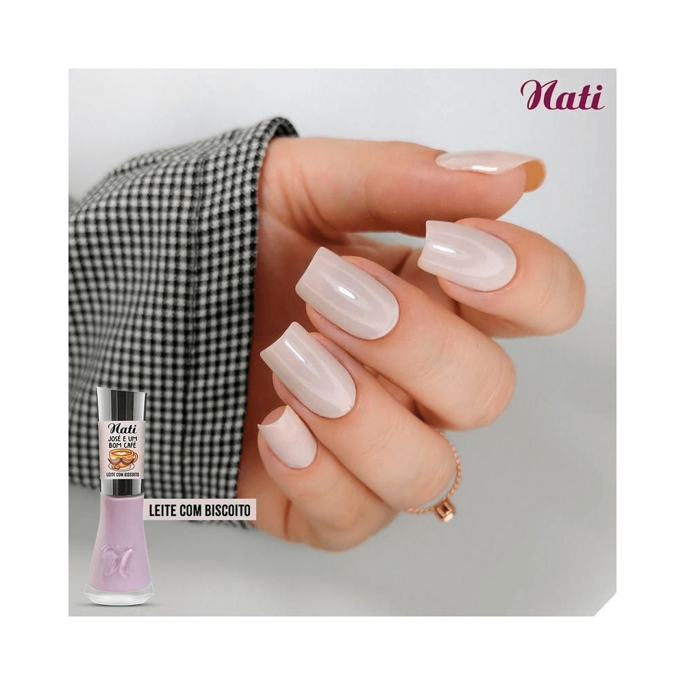 Mão com unhas pintadas no tom Leite com Biscoito mostrando acabamento brilhante