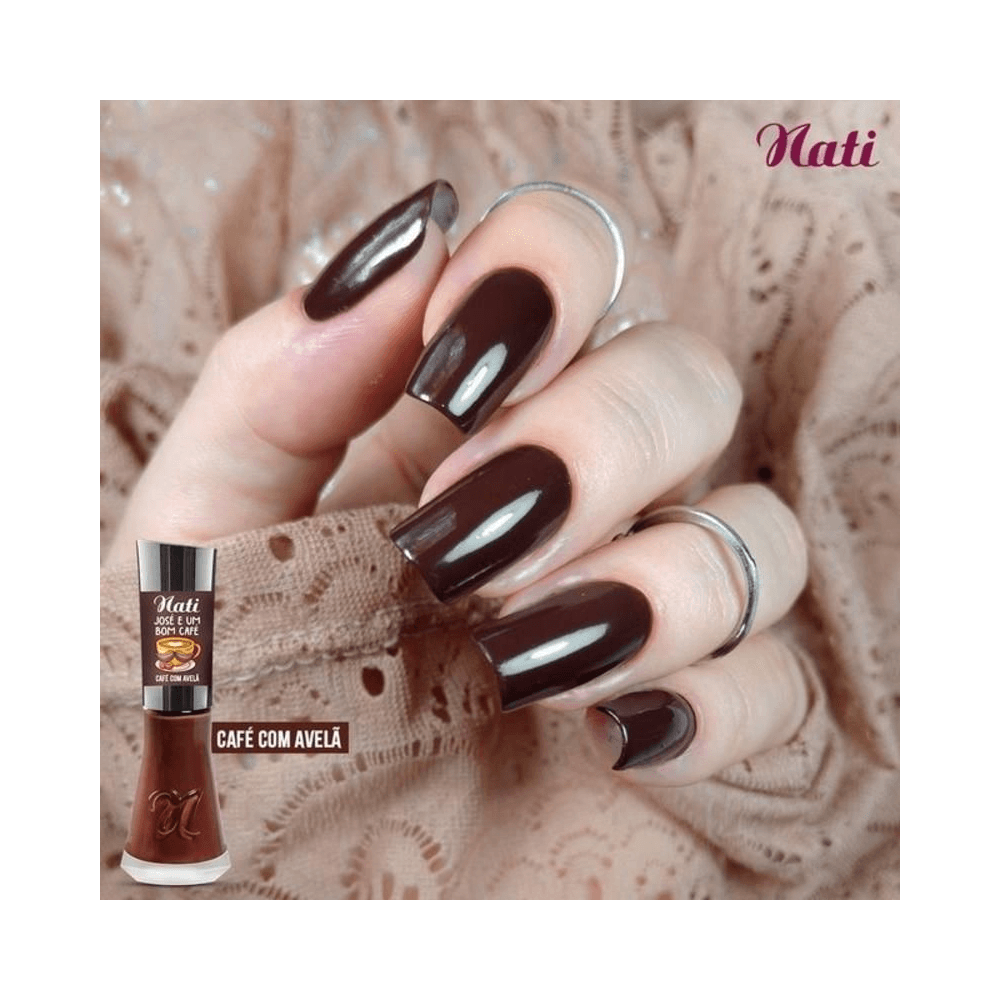 Unhas pintadas com o esmalte Nati Café com Avelã, resultado final brilhante