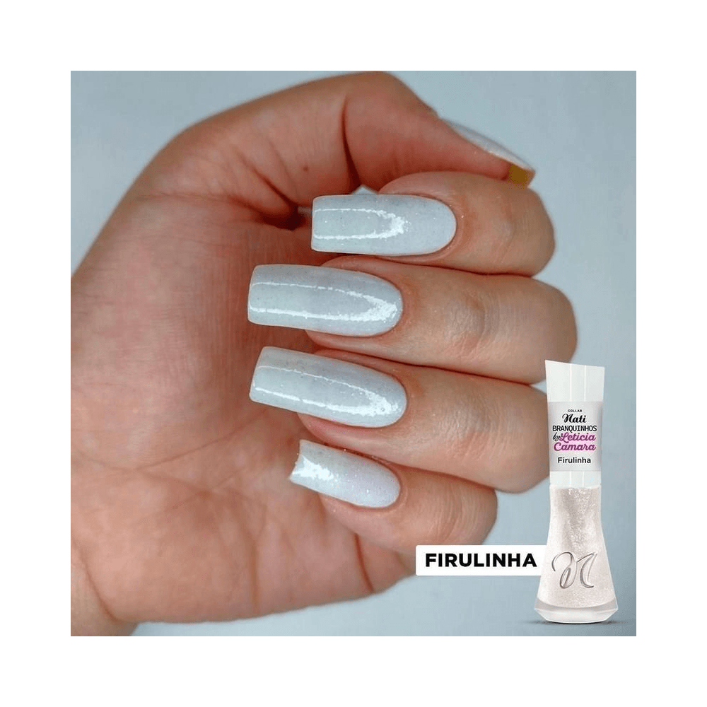 Aplicação do Esmalte Nati Firulinha em unhas mostrando acabamento perolado