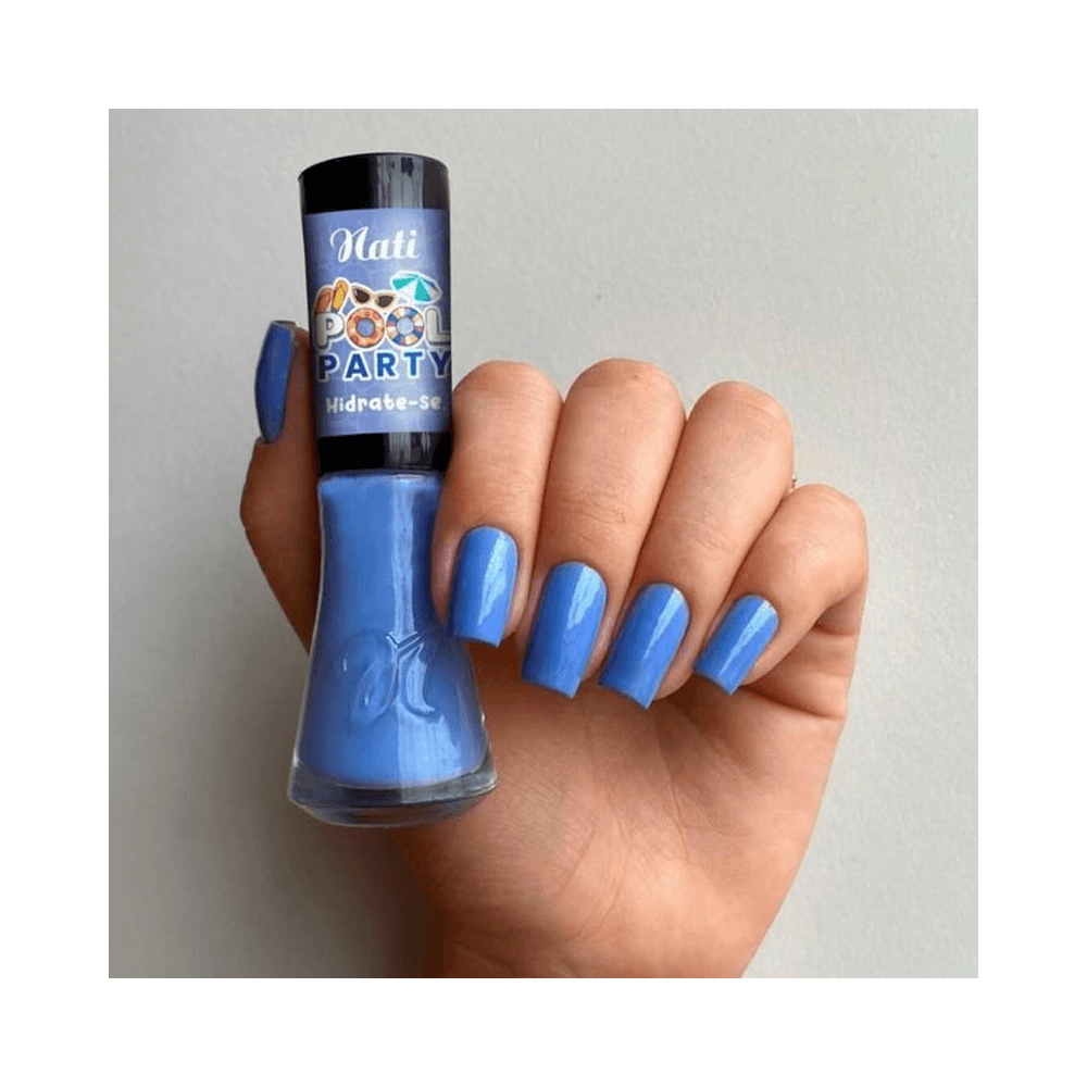 Esmalte Nati Pool Party Hidrate-Se sendo aplicado, mostrando acabamento brilhante