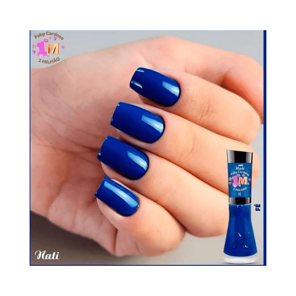 Aplicação do esmalte Nati Faby Cardoso Fé em unhas, mostrando o brilho