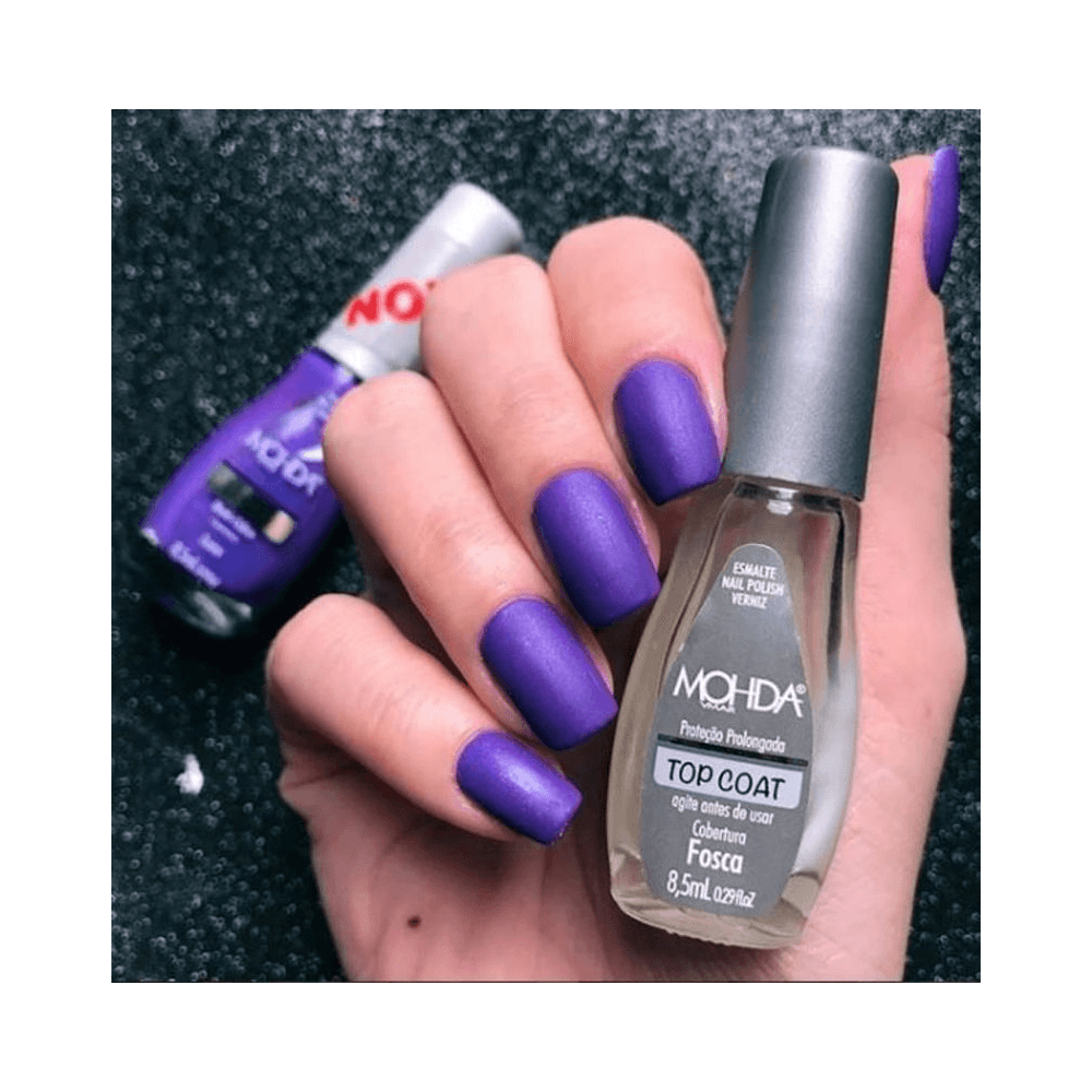 Unhas em tom roxo com acabamento fosco após aplicação do Top Coat Mohda