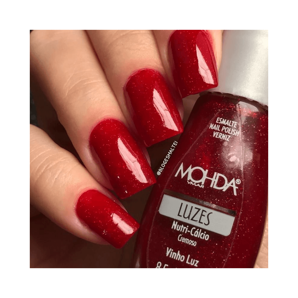 Unhas pintadas com Esmalte Mohda Luzes Vinho Luz