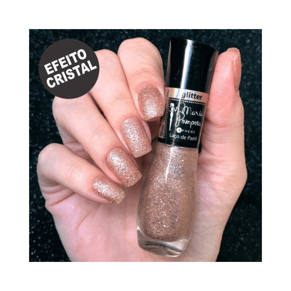 Mão segurando esmalte Mohda Maria Pomposa com acabamento glitter