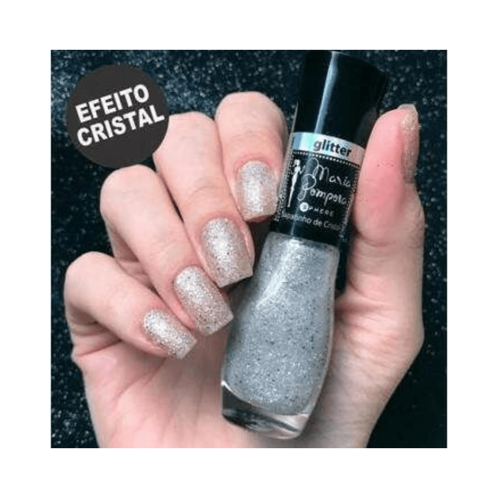 Mão segurando o esmalte Mohda Maria Pomposa mostrando acabamento com glitter