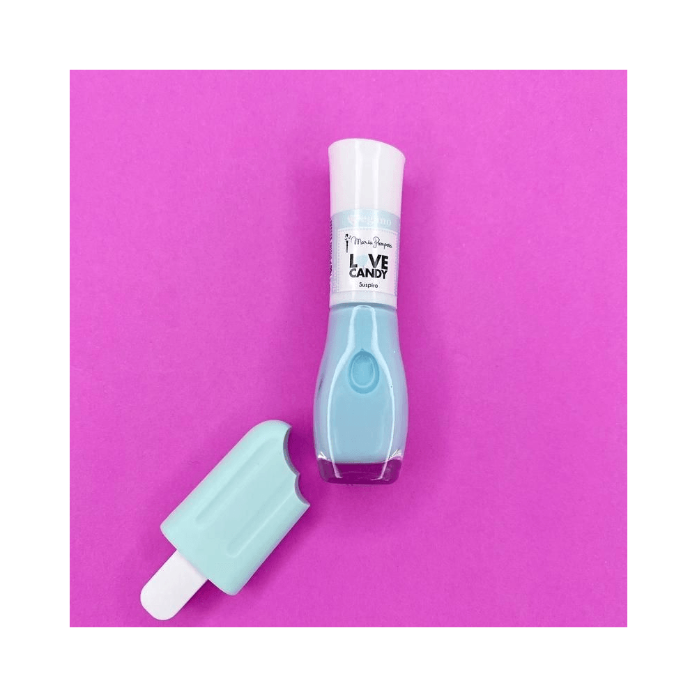 Esmalte Mohda Suspiro em composição divertida com fundo rosa e elemento decorativo