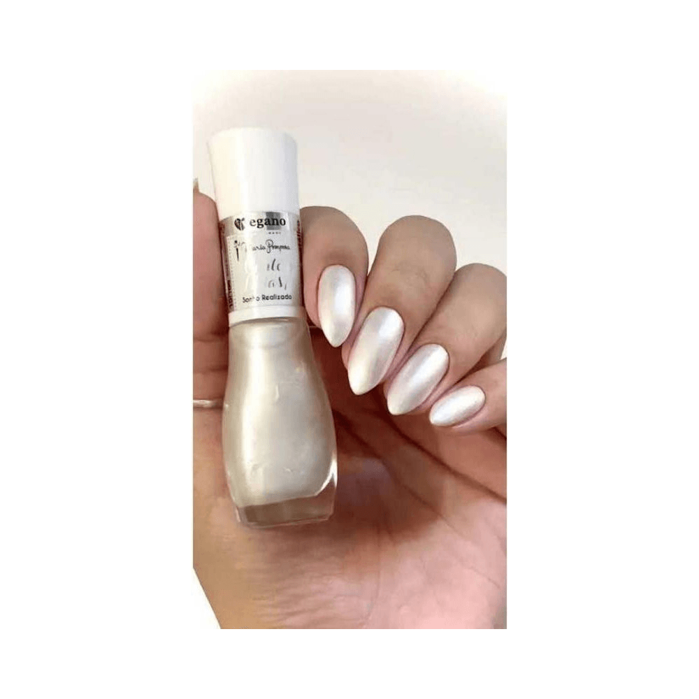 Aplicação do esmalte Sonho Realizado em unhas amendoada